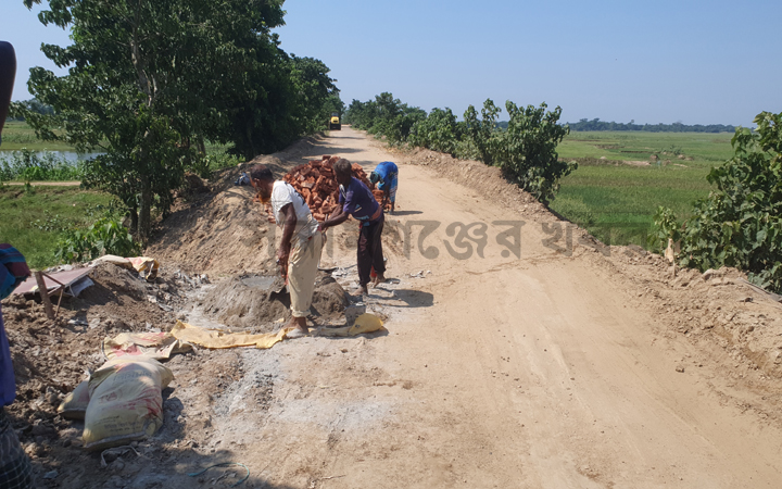 নিয়ামতপুর- আনোয়ারপুর সড়কে কয়েকজন শ্রমিক দিয়ে এভাবেই কাজ চলছে|| ছবি. সুখবর